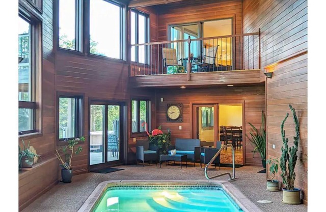 Mansion on 8 Acres w/indoor pool, outdoor hot tub, fire pit, Frisbee golf,