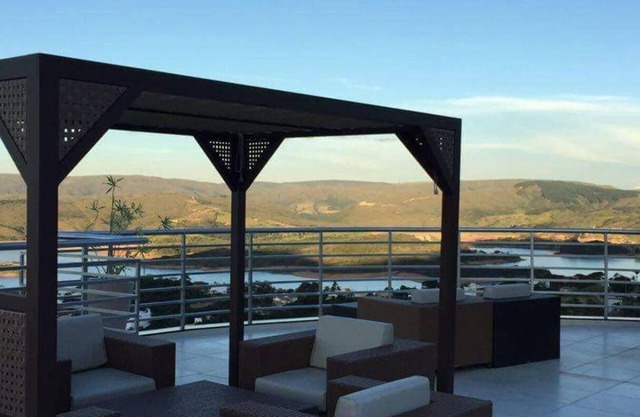 Mansion on the escarpments of the lag