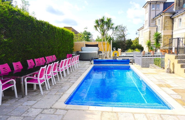 MANSION WITH SWIMMING POOL, GAMES ROOM, SEA VIEWS, SANDY BEACHES 2 MINS WALK