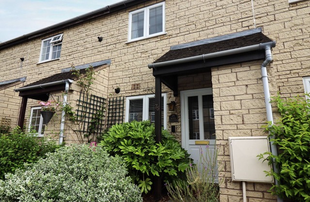 MAPLE COTTAGE, pet friendly, with a garden in Broadway