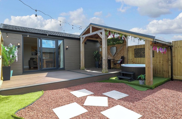 MAPLE, pet friendly, with hot tub in Donisthorpe