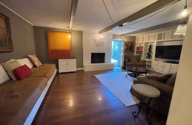 Maple Tree House - 3 miles from stadium, tucked away from traffic