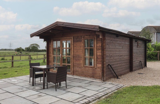 MAPLE TREE LODGE, romantic, character holiday cottage in Strensall