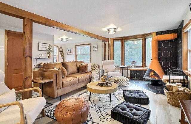 Maples Retreat ~ Wood Fireplace ~ Cozy Vibes ~Beautiful Views!