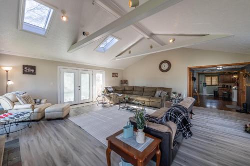Maplewood Farmhouse + Hot tub