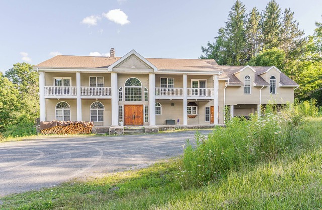 Maplewood Manor, 8BR w/Hot Tub, Gym, Fire Pit, Near Hunter/Windham Skiing