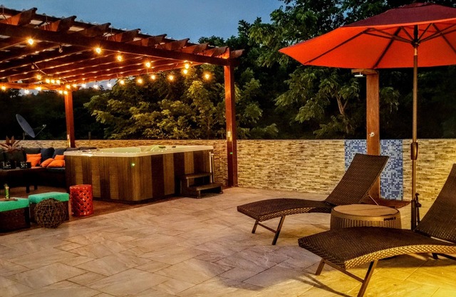 Mar Luxurious Condo 1BD w/Hot tub and pool