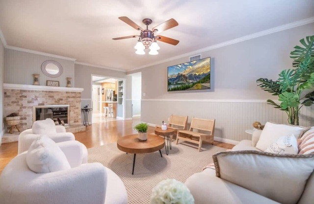 Marbella Lane - Charming 4BR Bungalo for Relaxing Retreat
