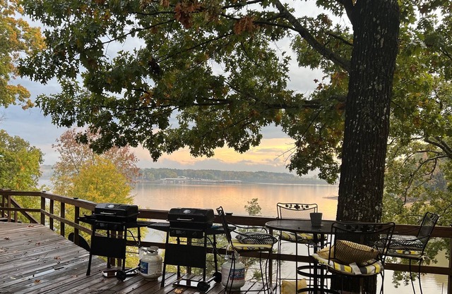 March/April Spring special: sleeps 10 with boat dock on TN River/KY Lake