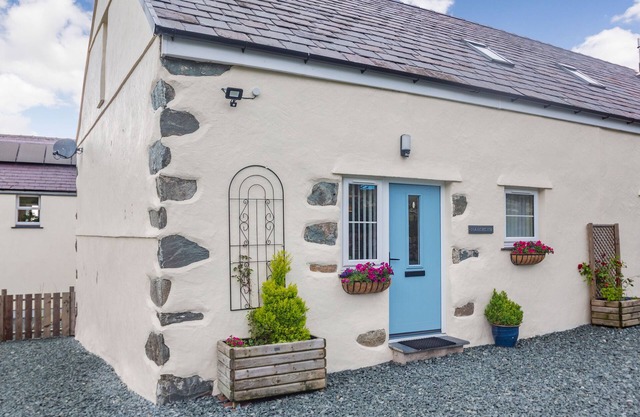 MARCHLYN, pet friendly, character holiday cottage in Deiniolen