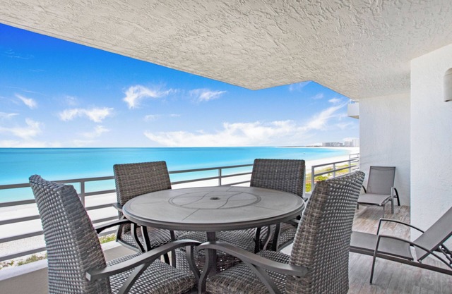Marco dream vacation awaiting you! Somerset 606 Completely remodeled. Coastal!