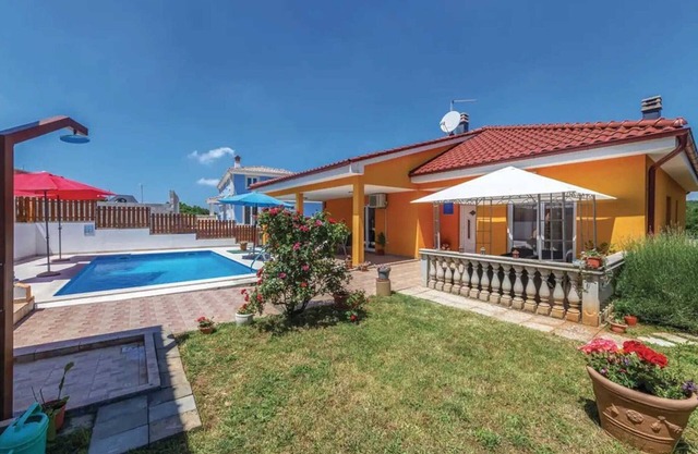 Mari House with pool