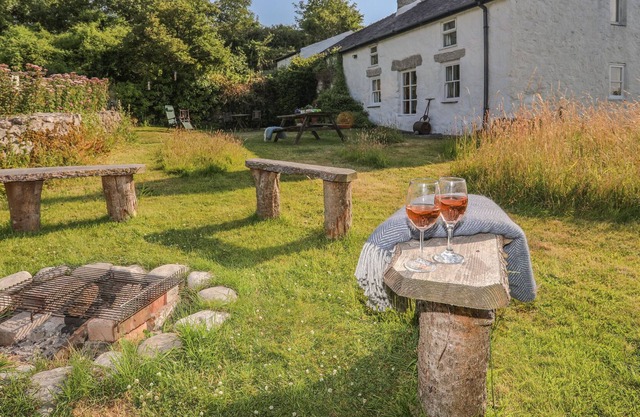 MARIAN FARM, pet friendly, character holiday cottage in Penmon