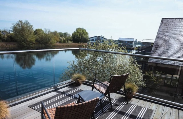Maricor | Lakeside Retreat with Hot Tub + Kayak