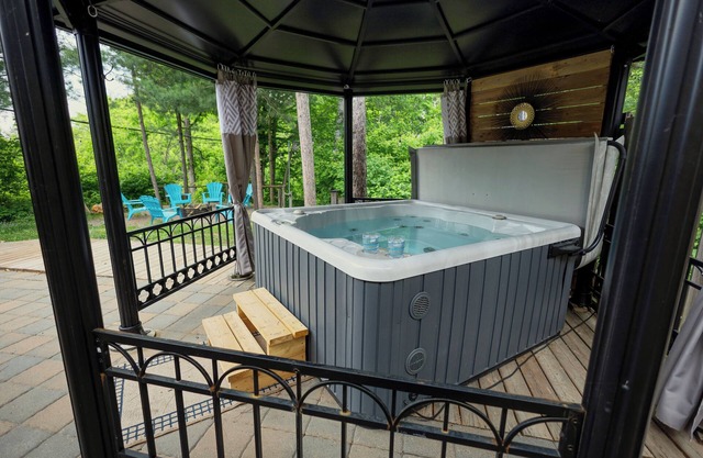 Marina Boutique - Cute 2BR Rancher with HOT TUB