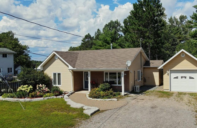 Marina Boutique - Cozy Rancher with HOT TUB!