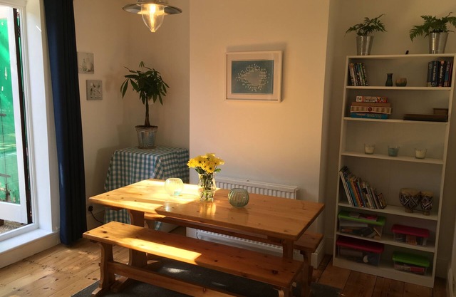 Marina House: lovely coastal home. Cowes, IOW (sleeps up to six guests).