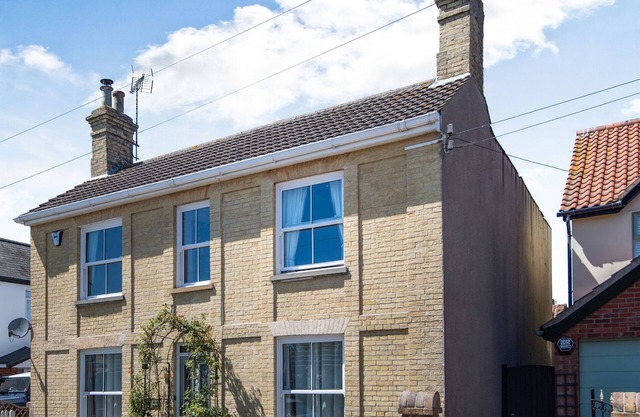 MARINA'S COTTAGE, pet friendly, country holiday cottage in Pakefield