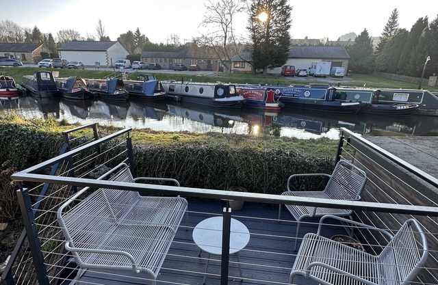 Marina view cottage - Canalside cottage - Peak District location
