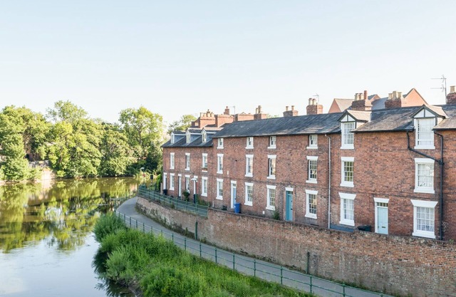 MARINE TERRACE, pet friendly, luxury holiday cottage in Shrewsbury
