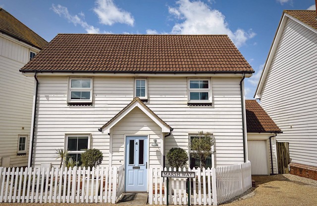 Mariners Moon - a cottage that sleeps 8 guests in 4 bedrooms