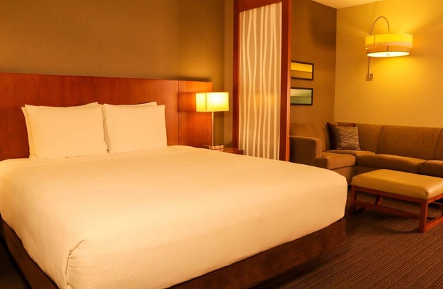 Marinn Place | Deluxe King | Spacious King Bed + Sofa + Prime Location