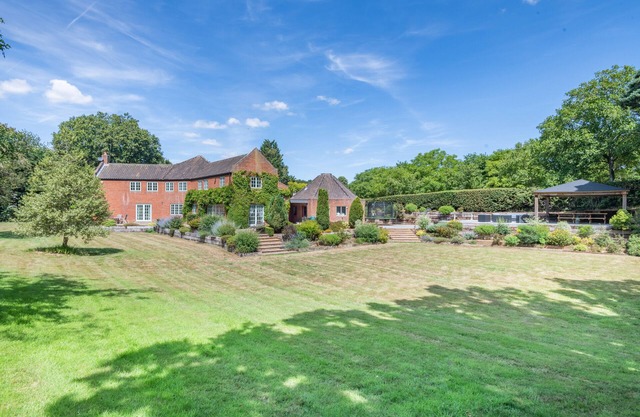 Marlpit House - Seven Bedroom House, Sleeps 14