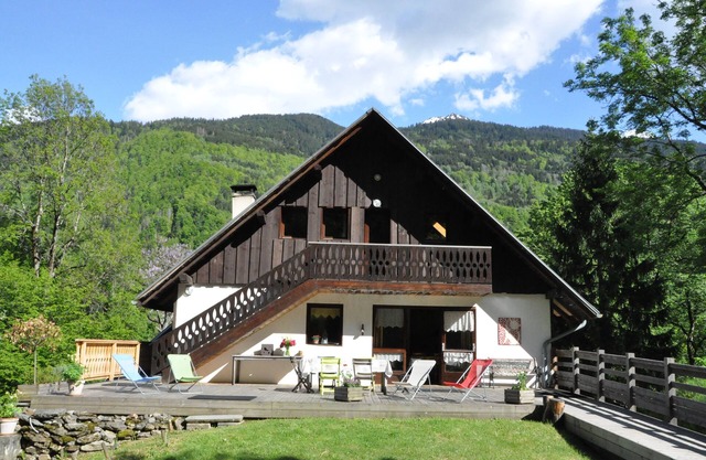 Marolland barn with wolves