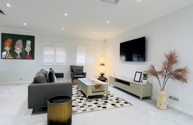 Maroubra Gem Close to Everything Sleeps 16. 5 bedrooms 3bath.Free parking 4 cars