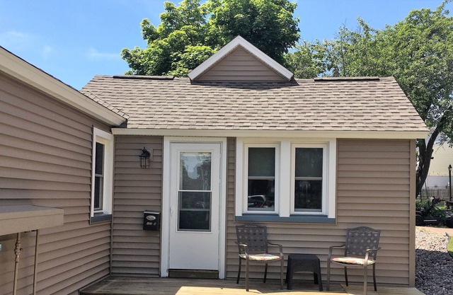 Marquette. Walk to Lake Superior! Close to events & bike paths! AC + Free WiFi!