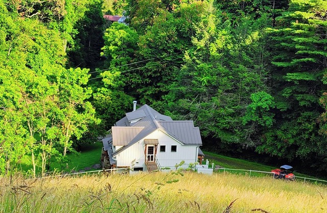 Marshall Estate, Main House+Cabin. Sleeps 11+ Hot tub, Outdoor Shower+Fitness