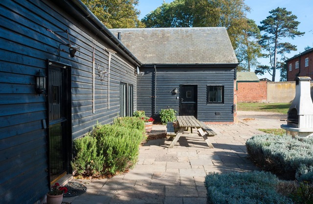 Marshlands - Seven Bedroom Barn, Sleeps 16 with hot tub