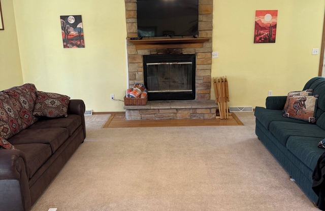 Marvelous 4-bedroom house with 5 Acres of Land 5 Minutes from Downtown Dells