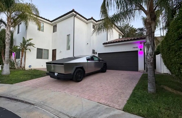 Marvelous 4-bedroom house in Los Angeles with Jacuzzi!