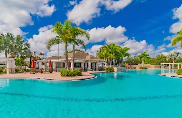 Marvelous townhome! Free Wifi & AC in Riverview - Master Bedroom