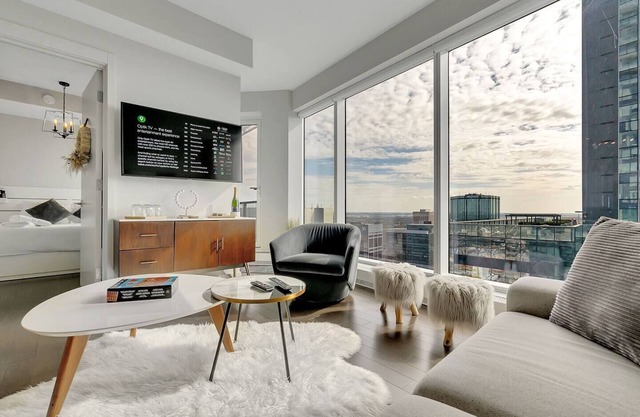 Mary - Downtown Luxury Suite with City Views