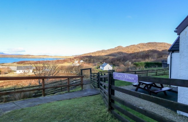 MARYS HOUSE, pet friendly, country holiday cottage in Kilchoan