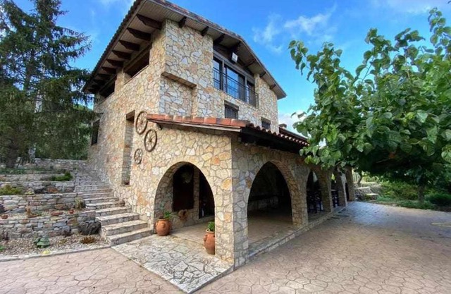 Masía de piedra con piscina