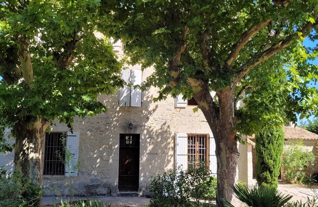 Mas du 17e Siècle à 10 Minutes D'avignon, Grand Jardin Méditerrannéen