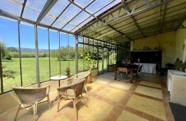 Mas du Câprier facing Luberon