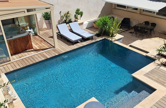 Mas du Touret infinity pool and jacuzzi