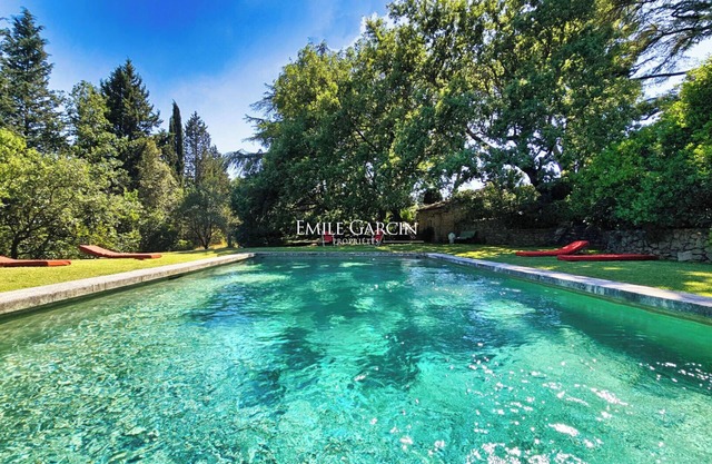 Mas for rent in the Luberon, surrounded by vineyards