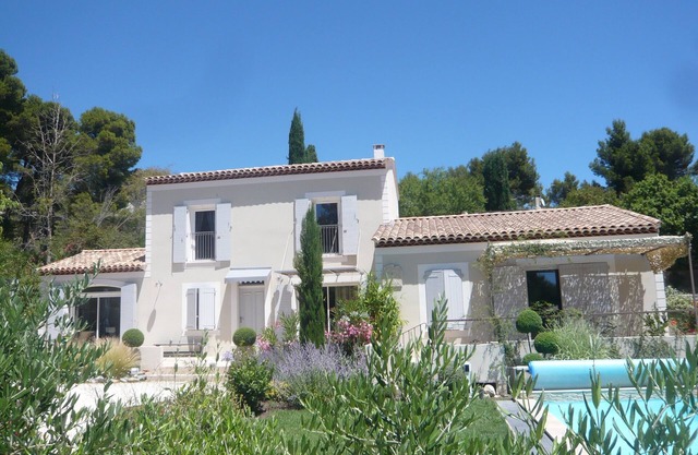 Mas with pool in the Alpilles/Plan yourself: Video by Drone
