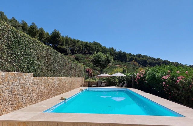 Mas with view between vineyards and olive groves close to the sea (beach and port of Sanary)