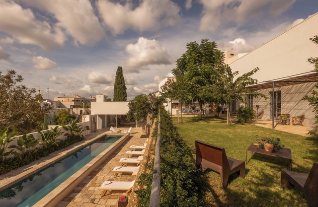 Masseria with pool and garden in the center of town and 15 min from the beach