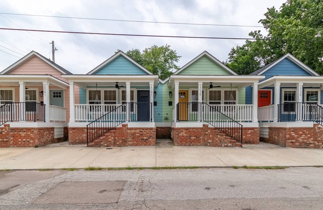 Massive 4 houses on one property perfect for family reunion and weddings