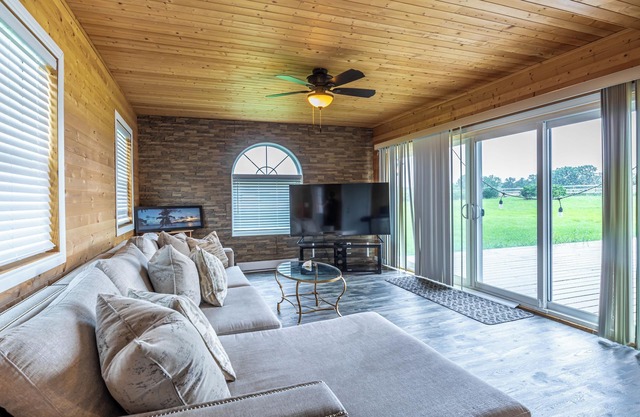 Massive Farm house near Niagara Falls