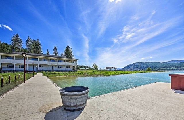 Massive, Grand Chic Getaway on Pend Oreille River!
