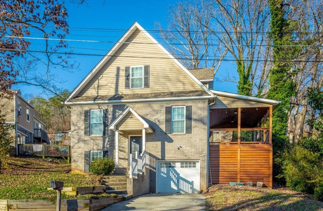 Massive home/Downtown/Garage/Fenced in yard