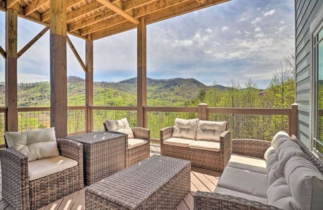 Massive Mountain Retreat, 12 Miles to Asheville!